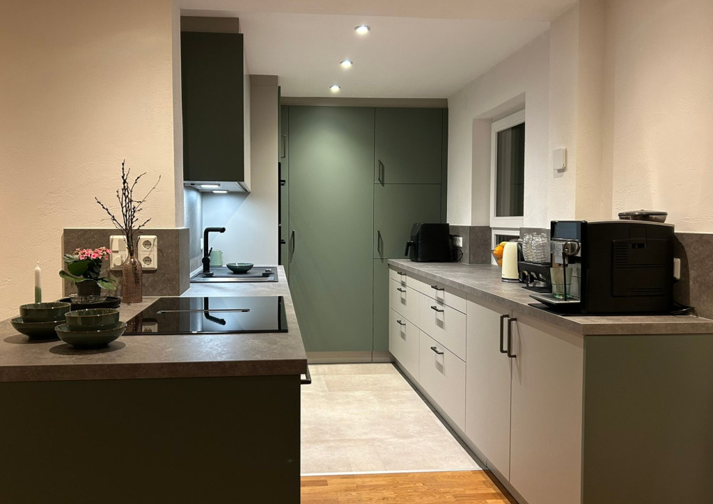 Harmonische Küche in Eukalyptusgrün