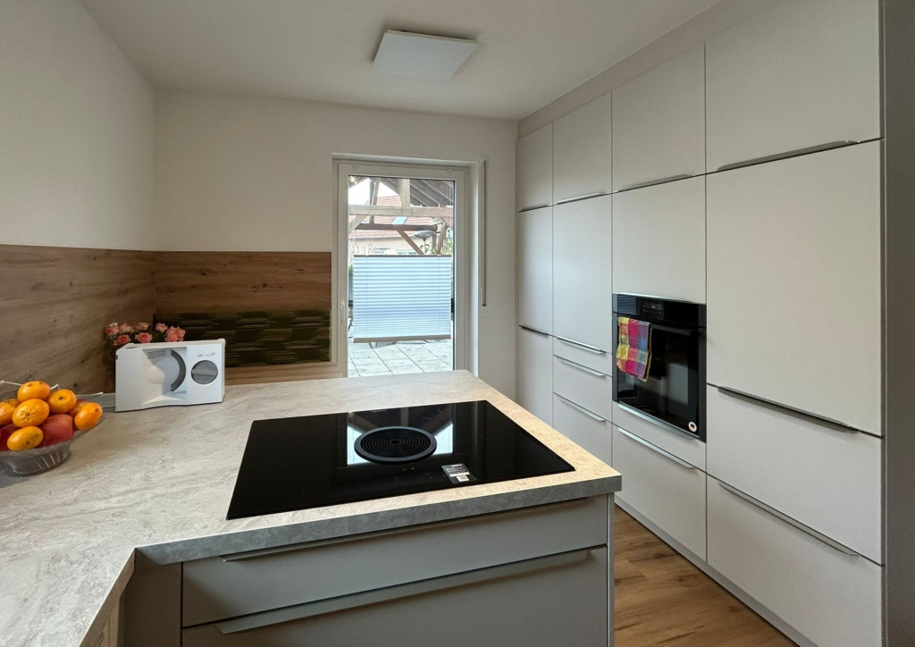 Helle Küche mit integrierter Sitzecke