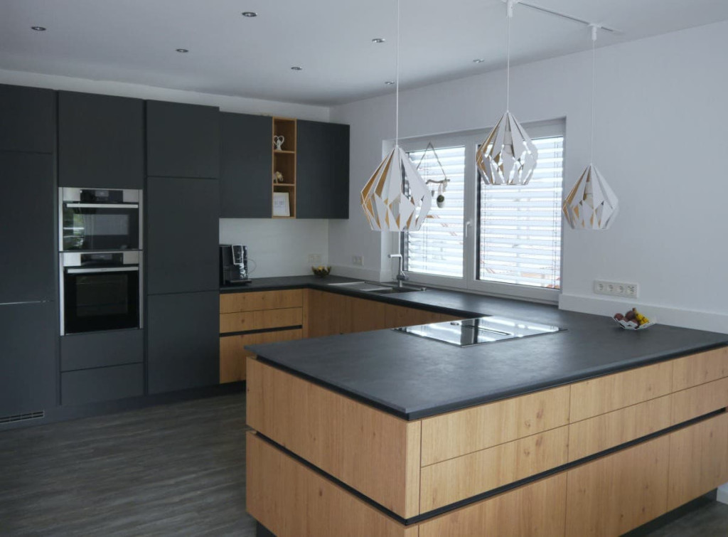 Dunkle Designküche in Königshofen 