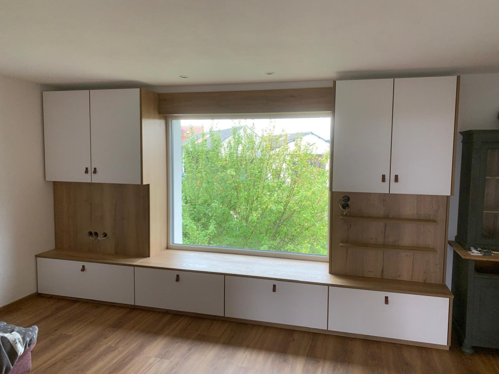 Wohnwand mit Sitzfenster