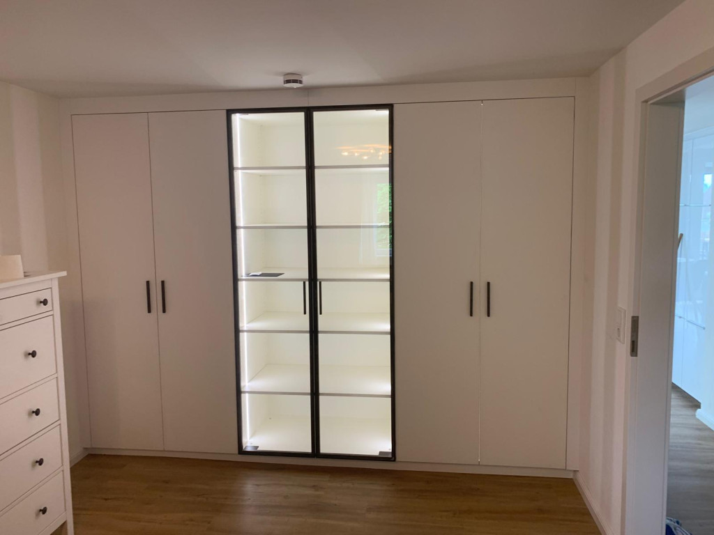 Kleiderschrank mit Glastüren und Beleuchtung