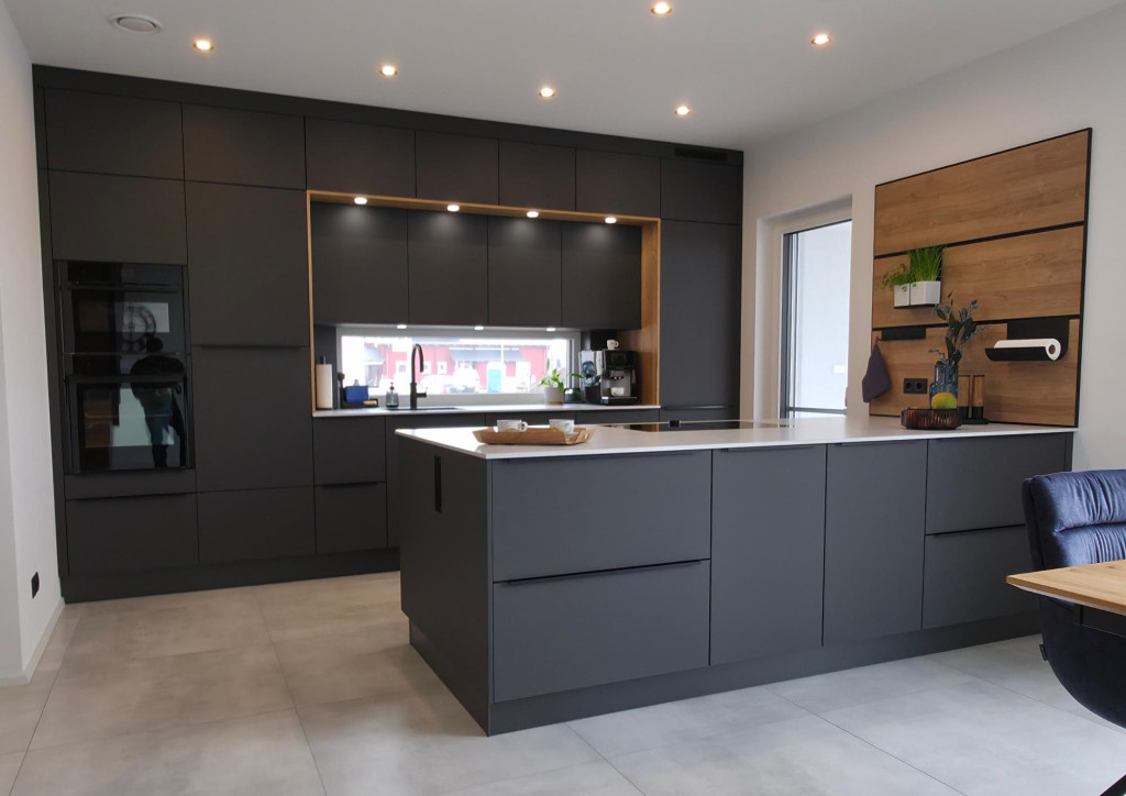 moderne Designküche in Löffelstelzen