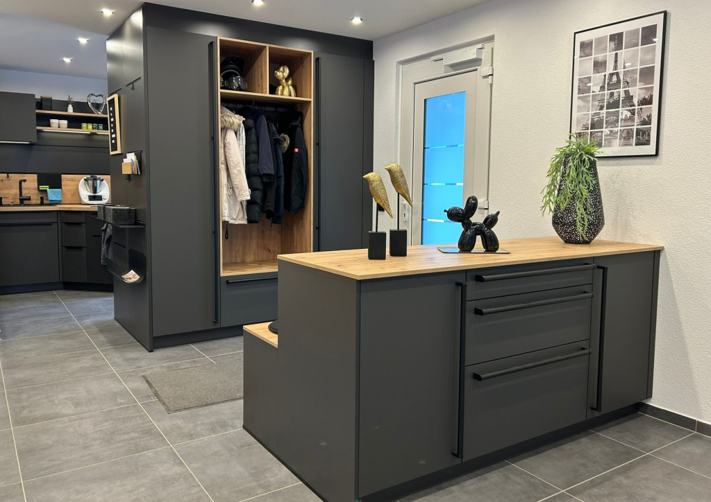 dunkle Garderobe in Wertheim 